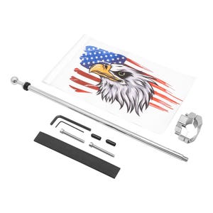 Puede incluir: Un kit de asta de bandera cromado con un diseño de bandera estadounidense que presenta una cabeza de águila. El kit incluye una bandera, un mástil, herrajes de montaje y un soporte. La bandera tiene rayas rojas y blancas y un campo azul con estrellas blancas.