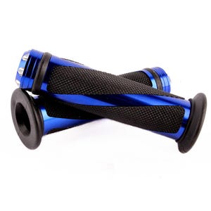 Könnte beinhalten: Paar blaue und schwarze Motorradlenkergriffe. Die Griffe haben eine strukturierte schwarze Gummi-Oberfläche für besseren Halt und blaue Metallic-Akzente. Die Enden haben einen schwarzen Gummiansatz und eine blaue Kappe mit silberfarbenen Details.