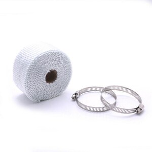 Puede incluir: Un rollo de cinta aislante blanca para escape y dos abrazaderas de acero inoxidable se muestran sobre un fondo blanco. La cinta está bien enrollada y las abrazaderas son circulares con tornillos ajustables.