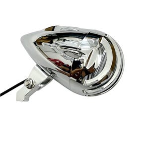 Könnte beinhalten: Ein verchromter Motorradscheinwerfer mit einem abgerundeten, stromlinienförmigen Design. Der Scheinwerfer hat eine reflektierende Oberfläche und eine Halterung. Ein schwarzes Kabel erstreckt sich von der Basis. Die Gesamtästhetik ist elegant und modern.