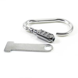 Puede incluir: Un candado de combinación plateado con una llave y un cierre de mosquetón. El candado tiene tres diales numéricos. La llave es una pieza de metal plana y rectangular con un agujero circular en un extremo.