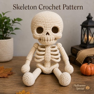 Pode incluir: Uma figura de esqueleto em crochê na cor creme com uma cabeça grande e redonda, órbitas oculares vazias e uma estrutura de caixa torácica. O texto "Skeleton Crochet Pattern" aparece no topo e "Halloween Special" na parte inferior.