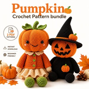 Op de afbeelding: Twee gehaakte pompoenpoppen. De ene pop heeft een oranje pompoenkop, groene bladeren, een lichtoranje vest met groene knopen en een beige rok. De andere heeft een pompoenkop met een gezicht, een zwarte heksenhoed en een zwart lichaam.