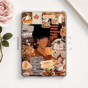 以下が含まれることがあります： パンプキンパイ、カエデの葉、スヌーピー、カボチャ、コーヒーカップ、そしてApple Orchard、Hot Cider、Hay Rides、Pumpkin Patch、Corn Mazeと書かれた看板など、秋をテーマにしたステッカーのコラージュが施された透明なタブレットケース。