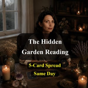 Puede incluir: Una mujer está sentada en una mesa de madera con velas encendidas, cristales y cartas del tarot. Se muestra el texto "The Hidden Garden Reading", "5-Card Spread" y "Same Day". La escena está tenuemente iluminada, creando una atmósfera mística.