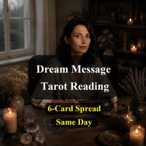 Puede incluir: Una mujer está sentada en una mesa de madera con cartas del tarot, iluminada por velas. El texto en la imagen dice "Dream Message Tarot Reading", "6-Card Spread" y "Same Day".