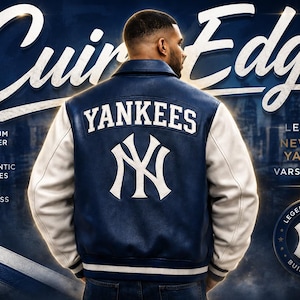 Può includere: Giacca varsity blu navy e bianca con la scritta "Yankees" e il logo della squadra sul retro. La giacca è in pelle e ha maniche bianche. L'immagine include anche il testo "Cuir Edge", "Premium Leather" e "Authentic Yankees".