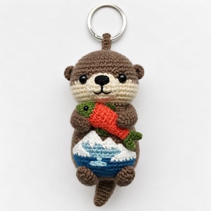 Alaskan Otter Glaciärberlock, Virkat tillbehör med laxemblem, Vildmarksinspirerad nyckelring för ryggsäck