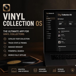 Puede incluir: Un ordenador portátil muestra la interfaz del software Vinyl Collection OS con un tema oscuro. La pantalla presenta un panel con estadísticas, adiciones recientes y artistas principales. El texto dice Vinyl Collection OS y una taza negra cercana dice Vinyl Is Not Dead.