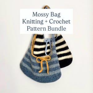 Könnte beinhalten: Zwei gestrickte Taschen, eine blaue und eine schwarz-weiß gestreifte, hängen vor einem weißen Hintergrund. Die blaue Tasche hat einen senffarbenen Riemen und eine Schleife. Der Text "Mossy Bag Knitting + Crochet Pattern Bundle" wird angezeigt.
