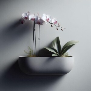 Könnte beinhalten: Ein grauer Wandtopf mit weißen und rosa Orchideen und grünem Laub. Der Pflanztopf hat ein geschwungenes Design und ist mit Erde und kleinen Pflanzen gefüllt. Die Orchideen haben zarte Blütenblätter und stehen in voller Blüte.