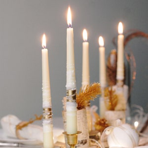 Velas cónicas color marfil con decoración abstracta dorada, decoración de mesa para bodas y Navidad.