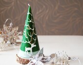 Vela em formato de árvore de Natal pintada à mão, cone verde com veado branco.