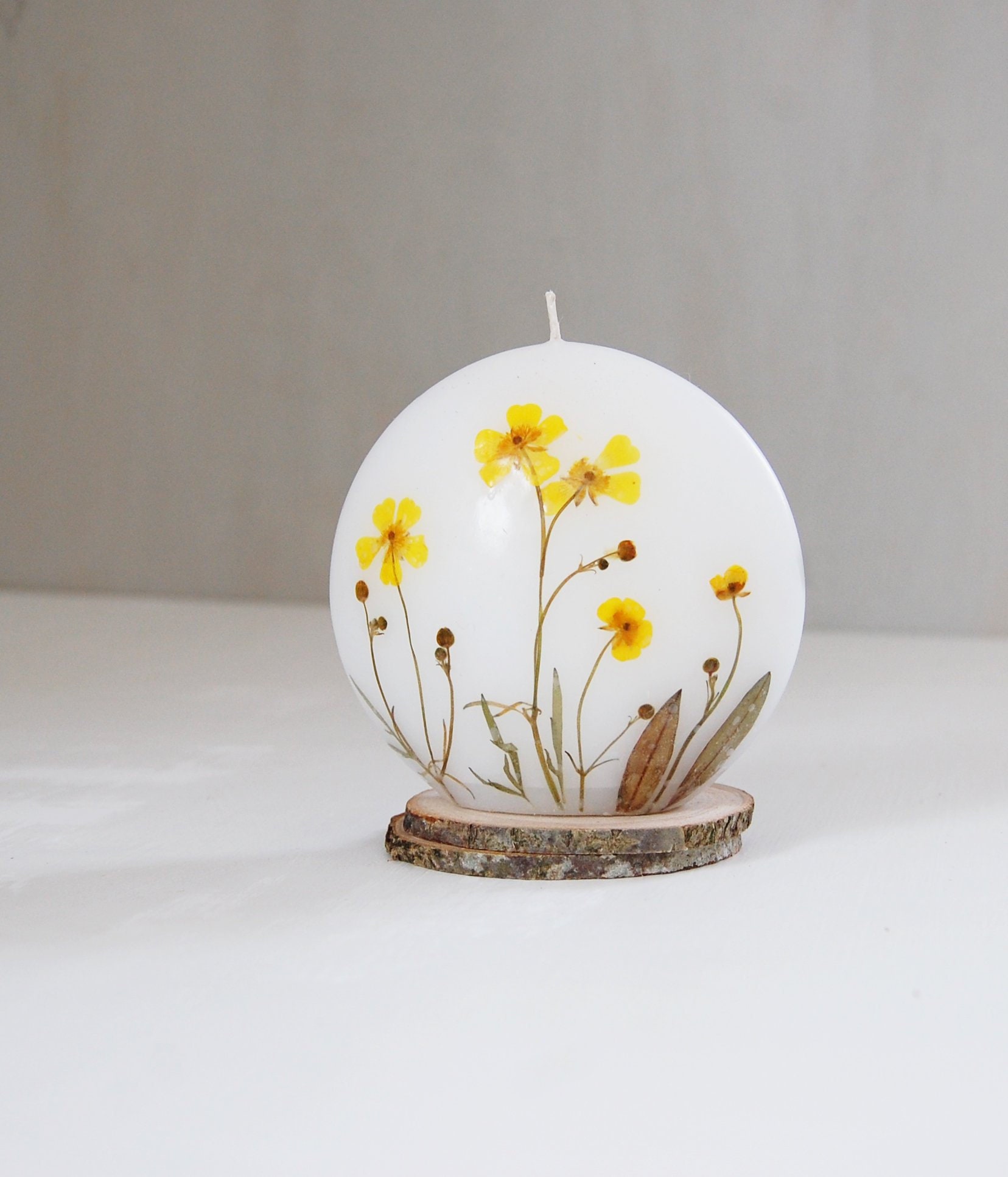 Discus Bougie Blanche avec de Vraies Fleurs Pressées Jaunes, Cadeau Noël, Décor Table, Hygge Home