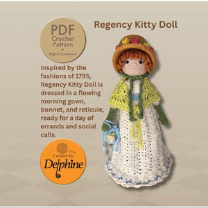 Peut inclure: Une poupée au crochet Regency Kitty Doll portant un chapeau beige avec des fleurs colorées, un châle vert clair et une longue robe blanche avec des bordures bleues. La poupée a des cheveux roux et porte un petit sac bleu. Texte Regency Kitty Doll.