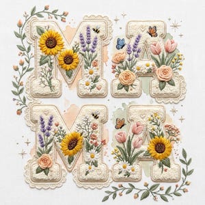 Puede incluir: Cuatro letras florales decorativas que deletrean "MA" con una apariencia texturizada de color crema. Cada letra está adornada con girasoles, lavanda, margaritas, rosas y mariposas. Las letras están delineadas con un borde tipo encaje y rodeadas de acentos florales.