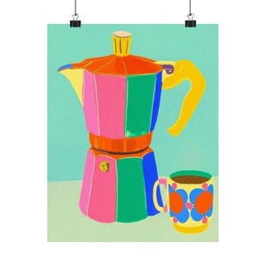 Puede incluir: Una colorida ilustración de una cafetera italiana con paneles verticales en tonos rosa, verde, azul y naranja, acompañada de una taza a juego decorada con un patrón floral azul y naranja sobre un fondo de color verde claro.