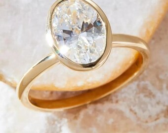 Anillo de compromiso solitario ovalado de 2 quilates con diamante cultivado en laboratorio y engaste biselado / Anillo minimalista moderno de oro amarillo