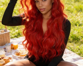 Peluca de cabello humano rojo intenso – Largo ondulado con encaje frontal y raya al medio natural.