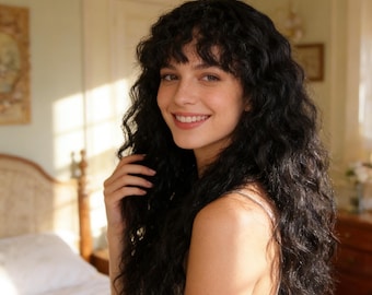 Peluca rizada negra natural, textura de lana, ondas de agua, fibra sintética resistente al calor, flequillo.