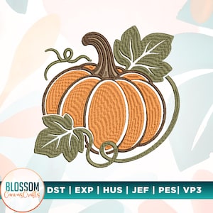 Pode incluir: Um design de bordado à máquina de uma abóbora laranja com um caule castanho, duas folhas verde-escuras e gavinhas. O texto Blossom CanvasCrafts e os formatos de ficheiro DST, EXP, HUS, JEF, PES, VP3 aparecem na parte inferior da imagem.