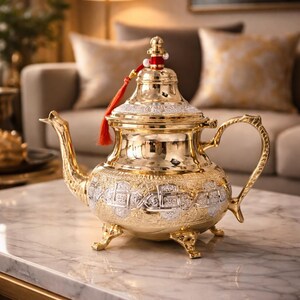 Tetera marroquí de latón grabada a mano: decoración tradicional árabe para servir té.