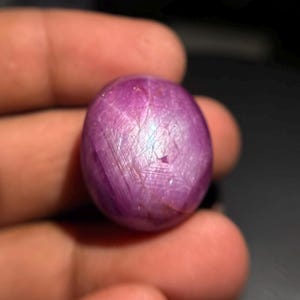 100 % natürlicher, glatter, ovaler, rosafarbener Rubinstern – ein ideales Geschenk für die Schmuckherstellung.