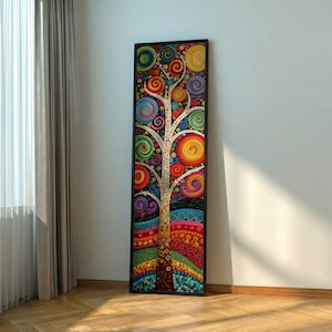 Puede incluir: Una obra de arte vertical enmarcada representa un árbol estilizado con un tronco y ramas blancas. Las hojas del árbol son espirales coloridas en tonos de rojo, amarillo, azul y verde. La base del árbol presenta un patrón texturizado de colores del arcoíris.