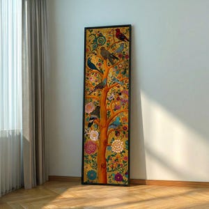 Puede incluir: Una pieza de arte mural rectangular y alta con marco que muestra un árbol dorado con numerosas ramas. El árbol está adornado con varios pájaros coloridos y patrones florales detallados en tonos rojos, azules, rosas y blancos sobre un fondo dorado.