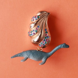 Vintage Style Earrings with Plastic Dinosaur Charm, Strass Vintage Earrings with Charms Montatura foto 1