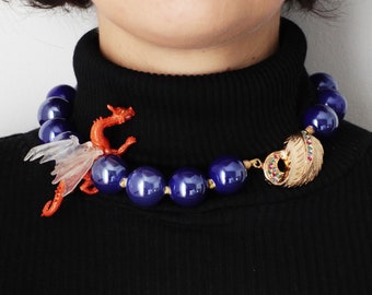 Collier Choker avec perles Maxy colorées, collier avec fermeture de style vintage et charmes de dragon en plastique