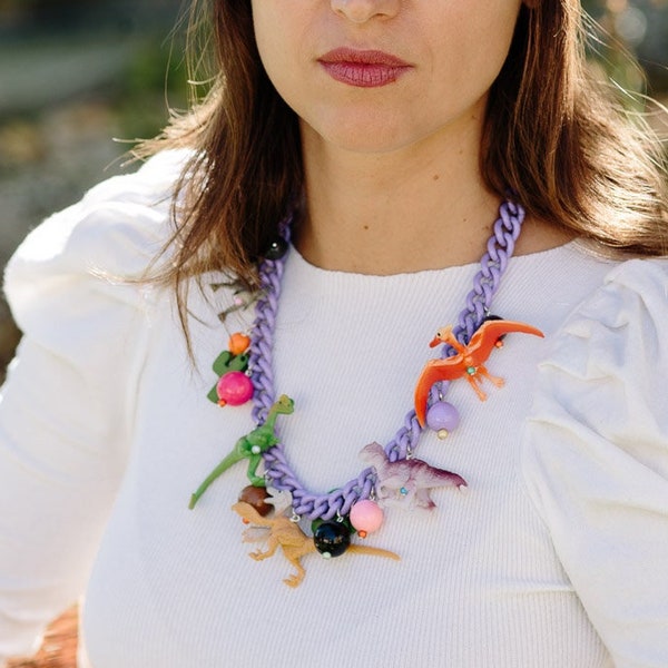 Collier chaîne coloré avec perles et dinosaures, collier avec mélange de perles multicolores et breloques dinosaures,