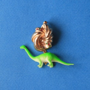 Vintage Style Earrings with Plastic Dinosaur Charm, Strass Vintage Earrings with Charms Montatura foto 2