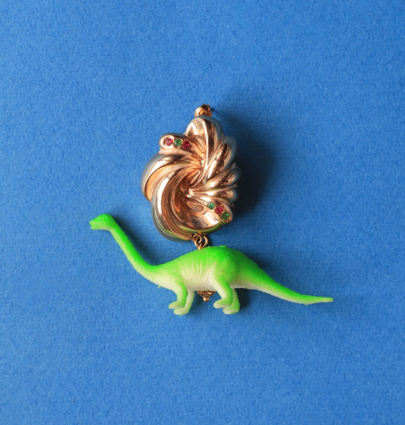 Vintage Style Earrings with Plastic Dinosaur Charm, Strass Vintage Earrings with Charms Montatura foto 2