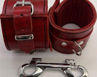 Menottes cuir rouge marbré rembourrées – Boucles inox – Double mousqueton – Fait main – Leather cuffs red black – Padded leather restraints
