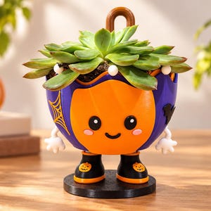 Op de afbeelding: Een paarse en oranje parapluvormige plantenbak met een lachend gezicht, witte gehandschoende handen en zwarte regenlaarzen met pompoendetails. De plantenbak bevat een groene vetplant en heeft een bruin handvat aan de bovenzijde.