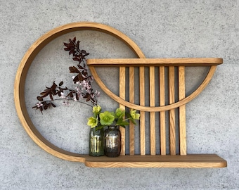 Estantería minimalista de roble para interiores estilo loft.