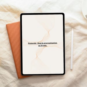 Puede incluir: Una tableta negra muestra el texto "Protocole: Stop la procrastination en 10 min." en marrón claro, con un diseño abstracto marrón claro. Un lápiz óptico blanco y un cuaderno naranja quemado están junto a la tableta.
