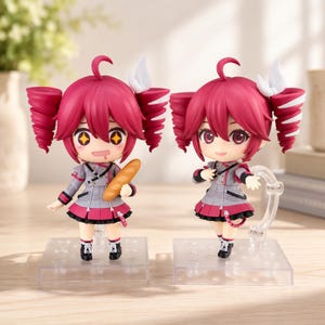 Pode incluir: Duas figuras de estilo anime com cabelo rosa em caracóis e detalhes brancos. Usam roupas cinza e rosa com sapatos pretos. Uma segura uma baguette. Estão em bases de plástico transparente.