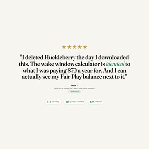 Op de afbeelding: Een lichtbeige afbeelding met tekst en gouden sterren. De tekst luidt: "Ik heb Huckleberry verwijderd op de dag dat ik dit downloadde. De wake window calculator is identiek aan wat ik betaalde..." en bevat een klantbeoordeling.
