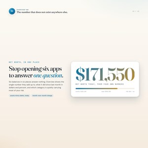 Peut inclure: Une interface num&eacute;rique affichant le texte "Stop opening six apps to answer one question" et un montant de valeur nette de "$171,550". Le design inclut une barre de progression, des &eacute;tiquettes financi&egrave;res et la phrase "The number that does not exist anywhere else."