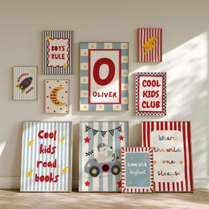 Pode incluir: Um conjunto de dez cartazes emoldurados com esquemas de cores vermelho, azul e branco. Os designs incluem textos como BOYS RULE, COOL KIDS CLUB, COOL KIDS READ BOOKS e WHERE THE WILD ONE SLEEPS, além de ilustrações de foguete, lua e urso.