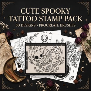 Könnte beinhalten: Ein digitales Tablet mit einer Skelett-Katzen-Illustration, umgeben von gedruckten Blättern mit 50 gruseligen Tattoo-Motiven. Der Text lautet CUTE SPOOKY TATTOO STAMP PACK 50 DESIGNS PROCREATE BRUSHES auf einem schwarzen Hintergrund.