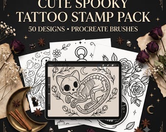 Op de afbeelding: Een digitale tablet met een illustratie van een skeletkat, omringd door geprinte vellen met 50 griezelige tattoo-ontwerpen. De tekst luidt CUTE SPOOKY TATTOO STAMP PACK 50 DESIGNS PROCREATE BRUSHES op een zwarte achtergrond met bloemen.