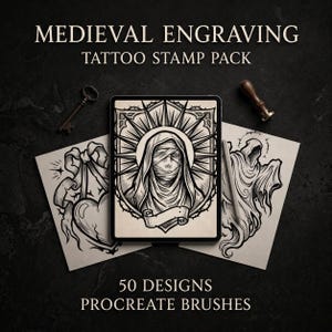 Può includere: Un tablet digitale mostra un'illustrazione in bianco e nero di una figura incappucciata con il volto bendato, circondata da un sole e spine. Due fogli di carta mostrano un cuore con un nastro e un fantasma. Testo: MEDIEVAL ENGRAVING TATTOO STAMP PACK.