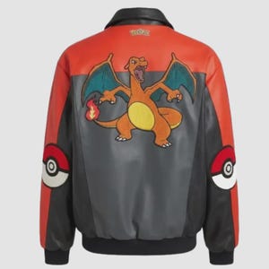 Op de afbeelding: Een zwart met rode jas met een grote geborduurde Charizard-figuur op de achterkant en een klein Pokémon-logo bij de kraag. Elke mouw heeft een ronde Poké Ball-patch en de jas is afgewerkt met een zwarte kraag, boorden en zoom.