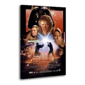 Op de afbeelding: Een Star Wars Episode III Revenge of the Sith filmposter met een grote Darth Vader helm bovenaan, portretten van Anakin Skywalker, Padmé Amidala en Obi-Wan Kenobi, en twee figuren die in het midden duelleren met lichtzwaarden.