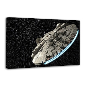 Peut inclure: Une impression sur toile rectangulaire représentant le vaisseau spatial Millennium Falcon en plein vol. Le vaisseau gris et circulaire présente des détails mécaniques complexes et un échappement bleu brillant sur un fond d'étoiles filantes.