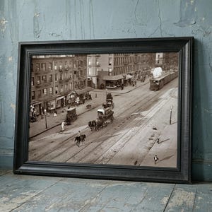 Inramad affisch med gatumotiv från Hell's Kitchen i New York från 1909, historisk väggkonst från Manhattan