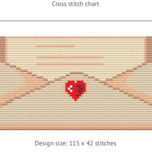 Puede incluir: Patrón de punto de cruz de un sobre con un corazón rojo. El sobre es de color beige y melocotón, con un tamaño de diseño de 115 x 42 puntadas. El texto "Cross stitch chart" está en la parte superior.